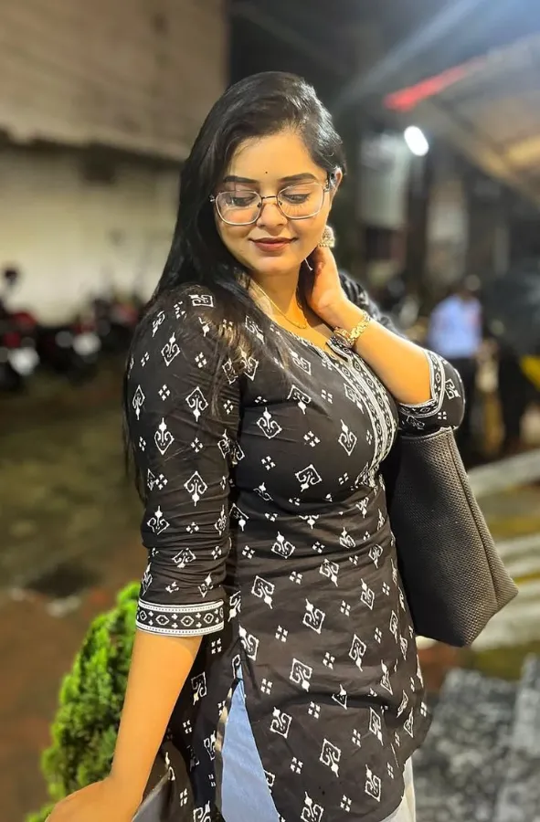 High-profile escort service in Mumbai companion with luxury background